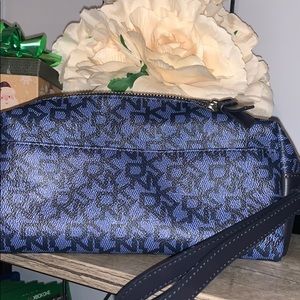 DKNY COSMETIC CASE WITH WRISTLET STRAP